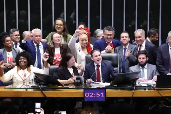 Fim da escala 6×1 é aprovado na Câmara: PEC muda jornada de trabalho e segue ao Senado