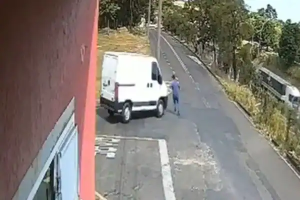 Motorista de 50 anos fica gravemente ferido ao ser atropelado pela própria van em Franca