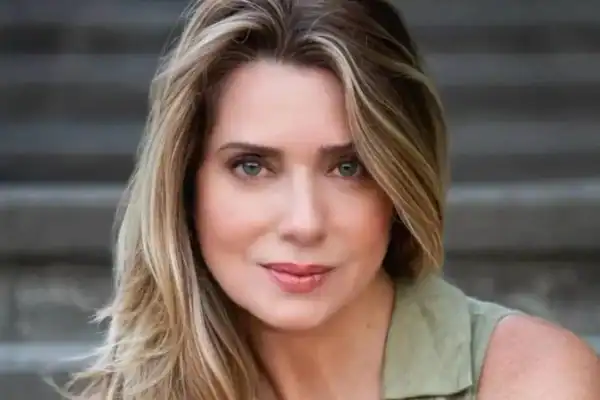 Letícia Spiller surpreende seguidores com pose de yoga em foto viral