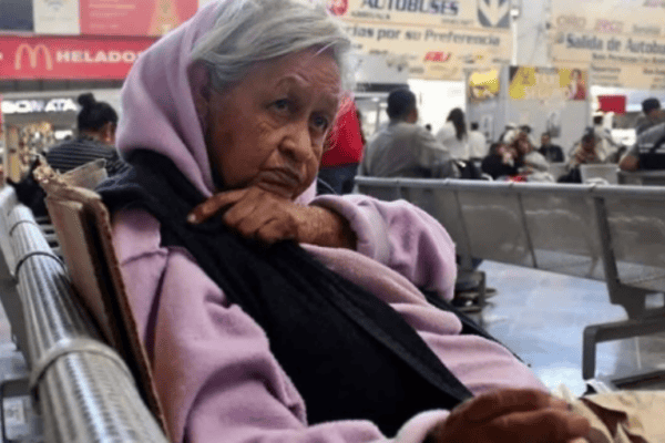 Abandonada, idosa permanece 3 anos em rodoviária esperando os filhos