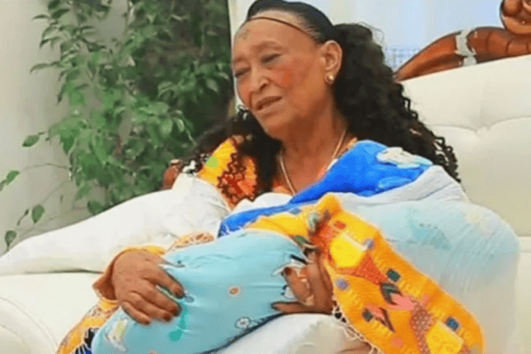 Mulher etíope de 76 anos tem primeiro filho após décadas tentando engravidar