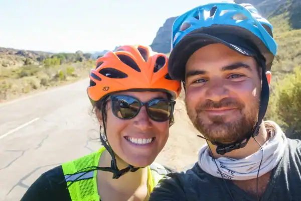 Casal viaja pelo mundo para provar que as pessoas ainda são boas, até cruzar o caminho errado