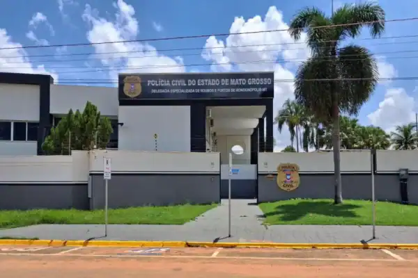 Adolescente tenta assassinar a mãe em festa familiar após término de relacionamento