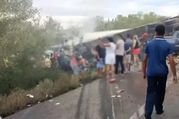 Vídeo revela últimos momentos de família antes do acidente que matou 16 pessoas na Bahia