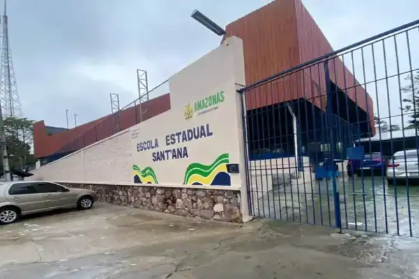 Vídeo mostra professora ameaçando dar tiro na cabeça de pais