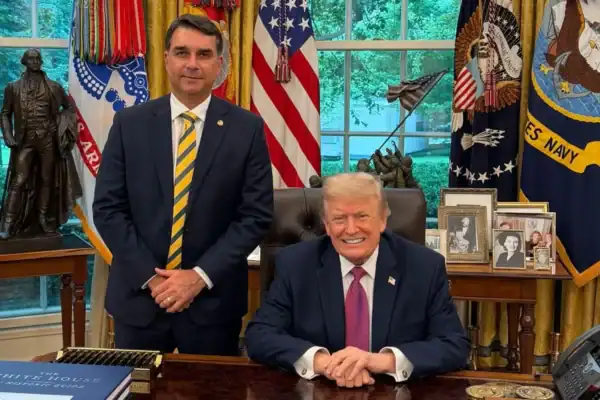 Trump compartilha fotos de reunião com Flávio Bolsonaro na Casa Branca e elogia o senador