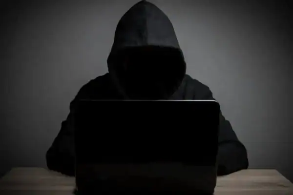 Adolescente é resgatada de ‘cativeiro digital’ após prisão de suspeito; entenda