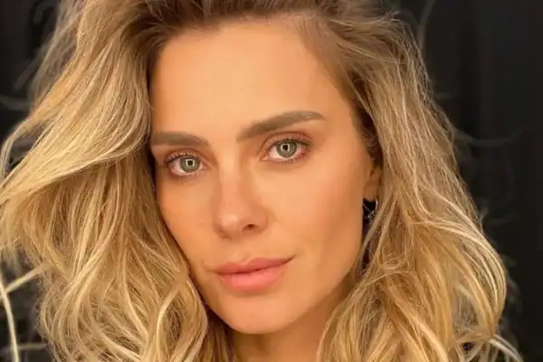 Carolina Dieckmann é internada e revela infecção renal em estágio avançado
