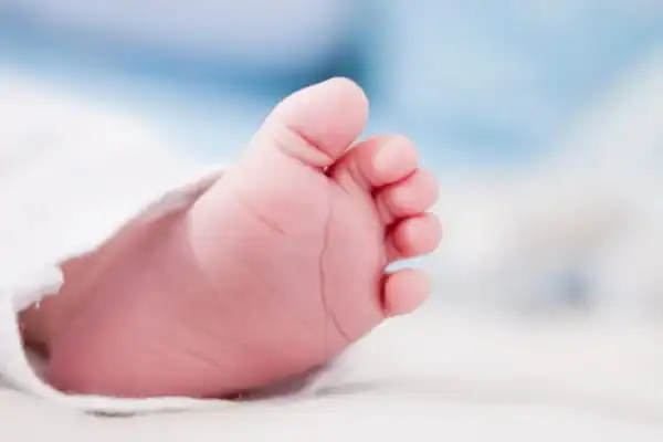 Homem mata filho de três meses a socos e tapas após irritar-se com o choro