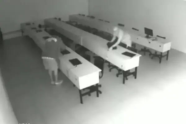 Vídeo mostra dupla invadindo universidade e roubando 25 notebooks em minutos