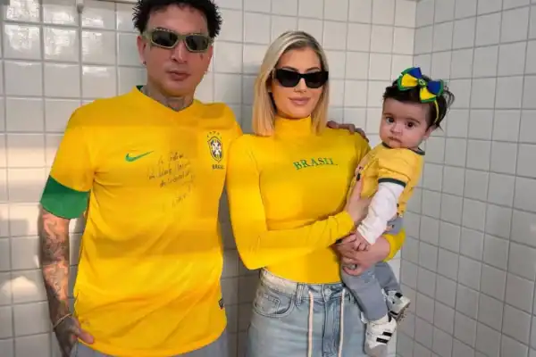 Esposa e filha de MC Guimê se envolvem em acidente em Alphaville e cantor ajuda motociclista