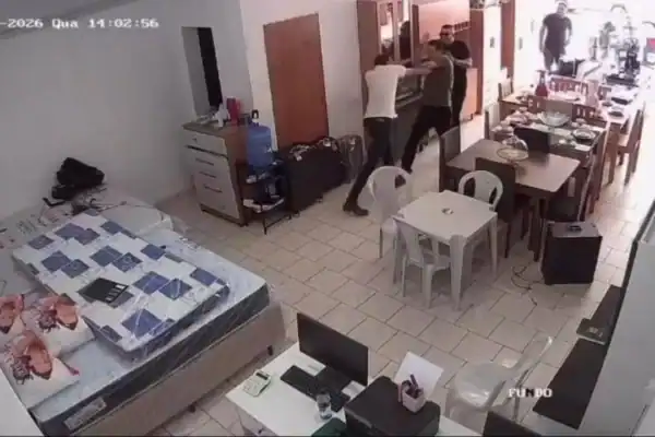 Vídeo mostra prefeito de Correntina agredindo vereador em loja de móveis