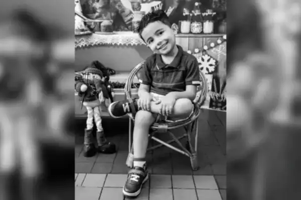 Menino de 4 anos morre após cair do segundo andar ao tentar observar pássaro
