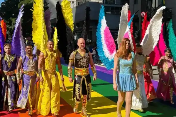 Avenida Paulista é tomada por multidão na 30ª Parada do Orgulho LGBT+ em SP