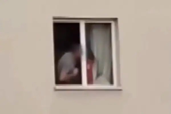 Pai armado com faca ameaça jogar filha de 3 anos da janela; vídeo