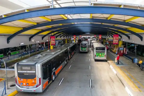 A bordo da maior linha de ônibus de São Paulo: 79 km, 18 distritos e reflexo das desigualdades na capital