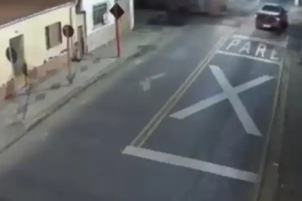 Idoso sofre apagão ao volante e tem carro atingido por trem