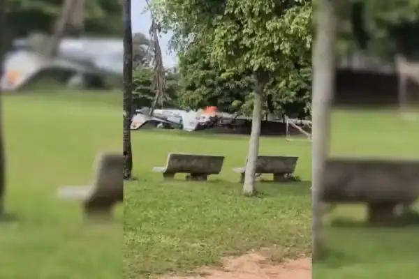 Dois pilotos morrem após queda de avião em área de clube em Marília, no interior de SP