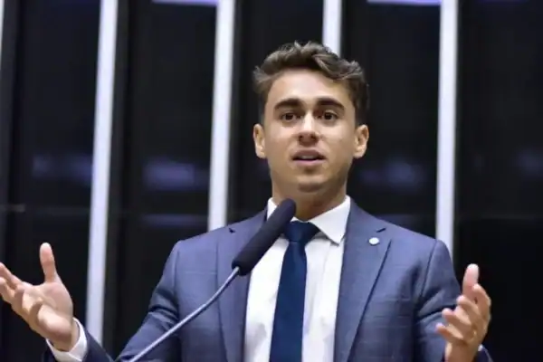 Nikolas Ferreira defende que pais possam retirar filhos da escola