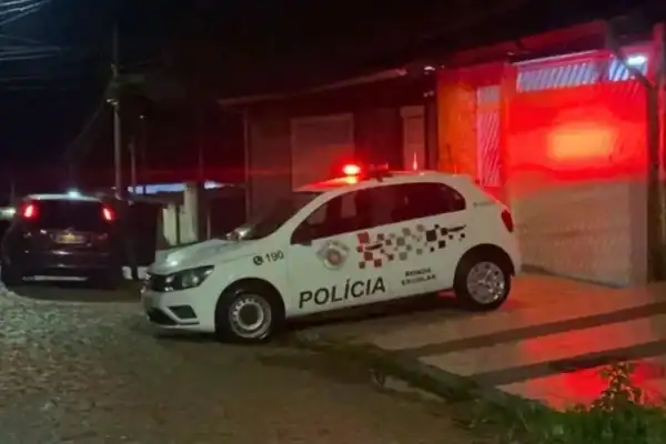 Homem é detido suspeito de matar a mãe e ocultar corpo em saco plástico em casa