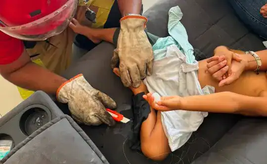 Menino de 3 anos fica grudado ao sofá após derramar supercola