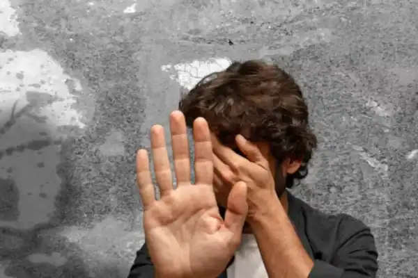 Mulher é presa suspeita de manter sobrinho em situação de escravidão sexual