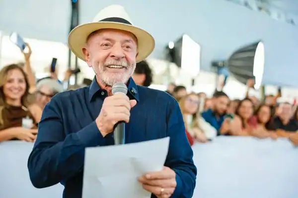 Lula conclui tratamento de radioterapia e celebra recuperação