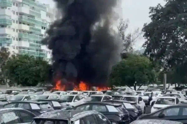 Dois helicópteros colidem no ar, explodem e deixam mortos no RJ