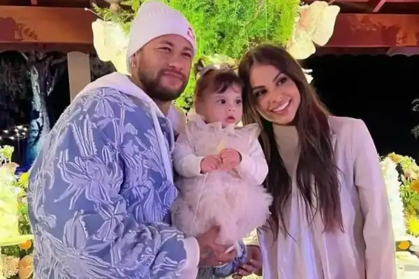 Esposa de jogador faz críticas duras à mãe da filha de Neymar e gera polêmica