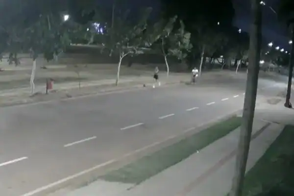Vídeo mostra ciclista tocando indevidamente mulher no meio da rua