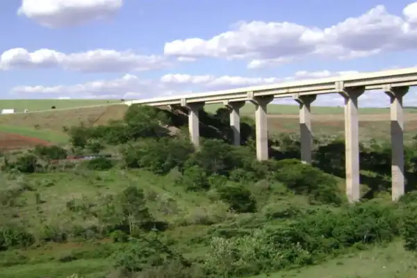 Ponte do Esqueleto é novamente frequentada após interdição; veja vídeo