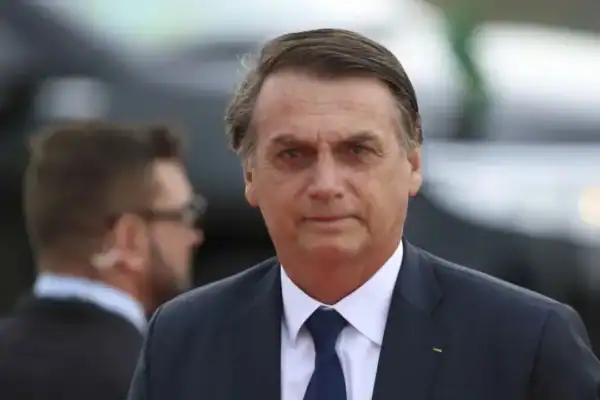 Polícia busca intimar Bolsonaro após arma ser achada em blitz