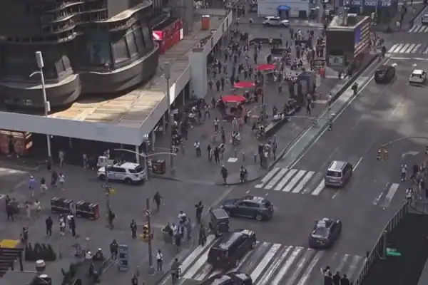 Homem dispara tiros na Times Square e provoca grave tumulto