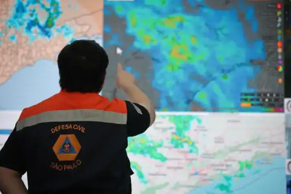 Brasileiros recebem alerta sonoro da Defesa Civil com mensagem perturbadora