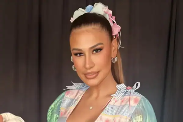 Simone Mendes se diverte ao ganhar presente inusitado e faz recado ousado para o marido