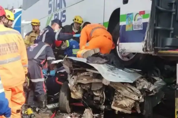 Engavetamento com 14 veículos na BR-262 em Betim deixa uma morte e oito feridos