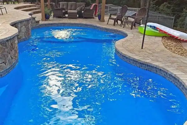 Homem morre após mergulhar em piscina de chácara e sofrer forte impacto na cabeça