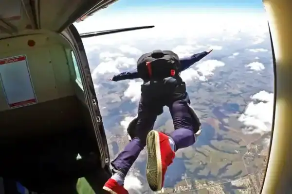 Acidente de avião de paraquedismo mata 11 pessoas em Tomblaine, na França