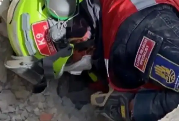 Menino de 11 anos é resgatado vivo após ficar soterrado em La Guaira, Venezuela