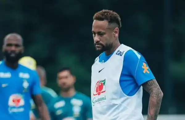 Neymar curte balada na folga da Copa e foto sem aliança agita web