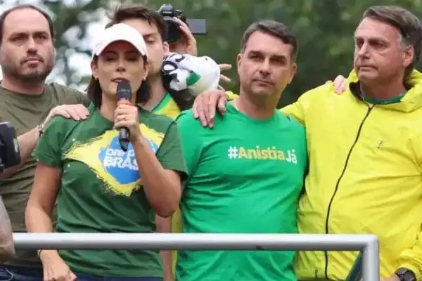 Conflito entre Michelle Bolsonaro e filhos de Jair Bolsonaro ganha novo capítulo