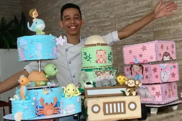 De ajudante da mãe a confeiteiro de sucesso: jovem converte bolos em esculturas e brilha nas redes sociais