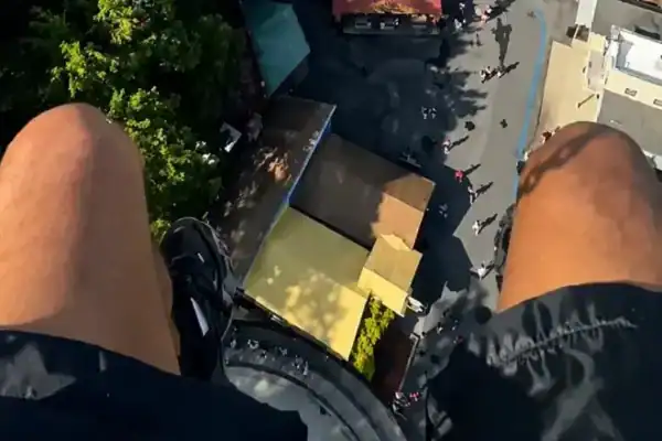 Brinquedo Skyscreamer trava e deixa visitantes suspensos a 80 metros de altura