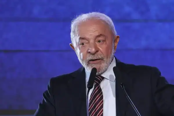 Lula diz que pobres compram celular roubado e declaração gera críticas nas redes