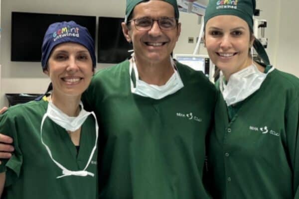Médico brasileiro separa com sucesso irmãs gêmeas unidas pela cabeça