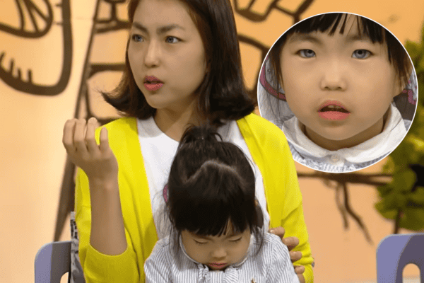 Raríssimo! Mulher e filha nascem com olhos azuis na Coreia e passam a sofrer bullying