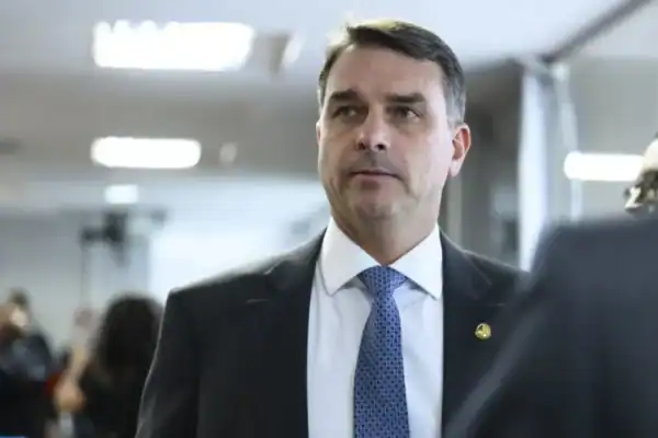 Flávio Bolsonaro é visto dançando funk em vídeo descontraído