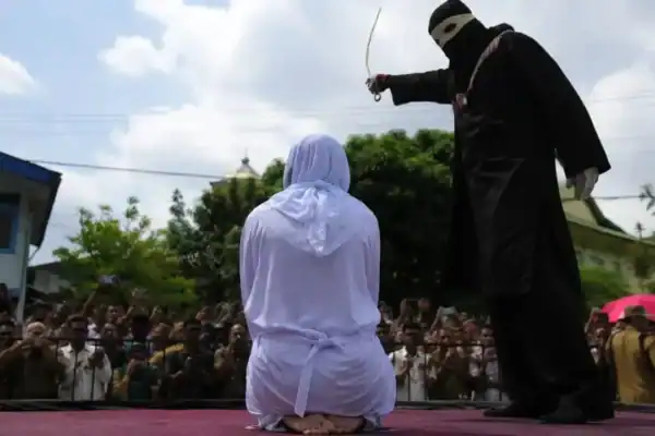 Mulher é punida com chibatadas após beijar homem em live no TikTok em Aceh