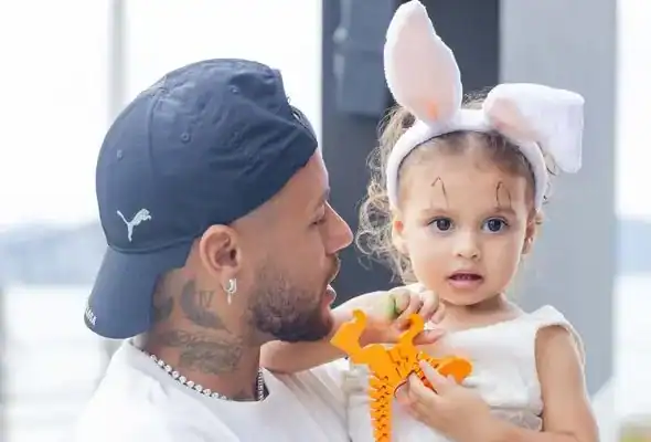 Neymar comemora os dois anos da filha em meio à polêmica com Amanda Kimberlly