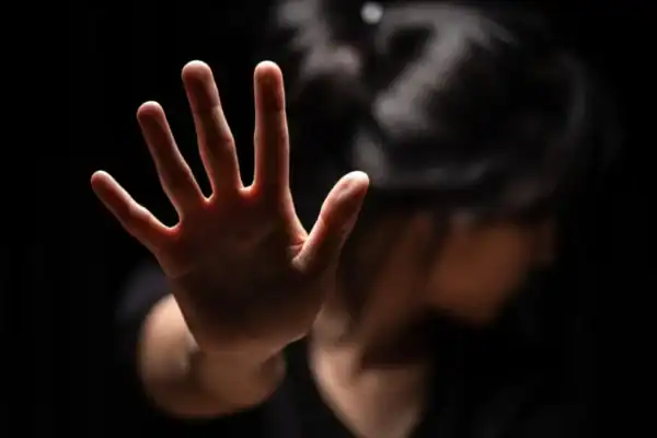 Homem que pediu socorro à polícia é preso por estuprar menina de 12 anos